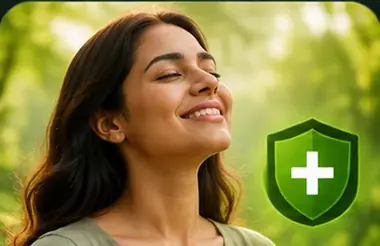 हरियाली में गहरी साँस लेती स्वस्थ महिला