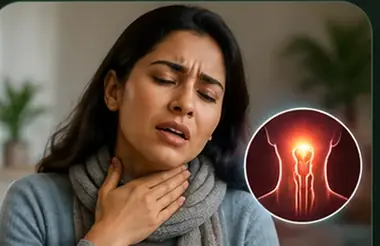 गले में खराश से परेशान महिला गला पकड़े हुए