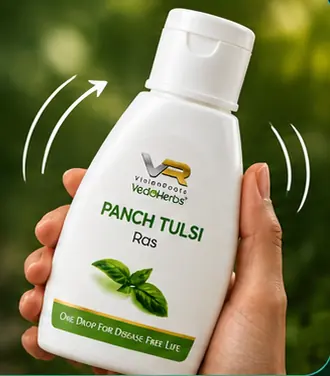 हाथ में पकड़ी हुई Panch Tulsi Ras की bottle, हिलाते हुए