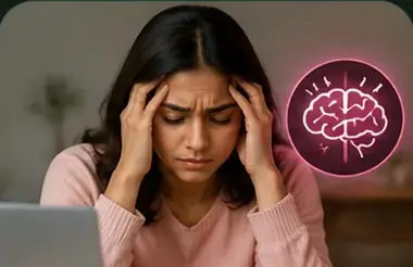 Laptop के सामने सिर पकड़े तनावग्रस्त महिला